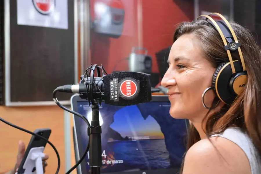 Locutora en el estudio